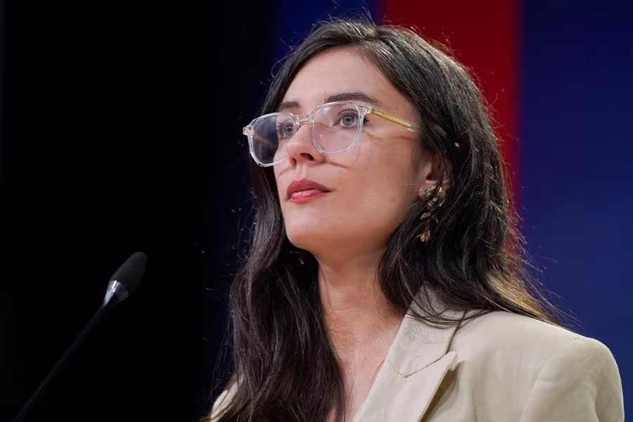 latercera's tweet photo. De es “realmente macabro” a sirven para tratar de impedir la comisión de delitos: el giro del gobierno respecto al uso de zanjas https://t.co/RHlm7y3SSx https://t.co/7TpCQqZoNF