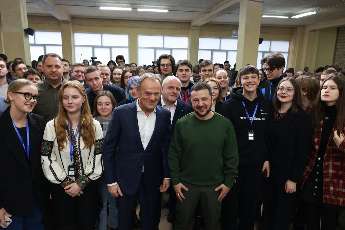 PremierRP_en's tweet photo. 🇵🇱🇺🇦 Yesterday, PM @DonaldTusk and the Polish delegation made their first post-election visit to #Ukraine, which is fighting for its sovereignty, our security and European values, against the Russian aggressor.

➡️ During the visit to #Kyiv, the head of the Polish government met with President @ZelenskyyUa, PM @Denys_Shmyhal and Ukrainian students on the occasion of #UkraineUnityDay.