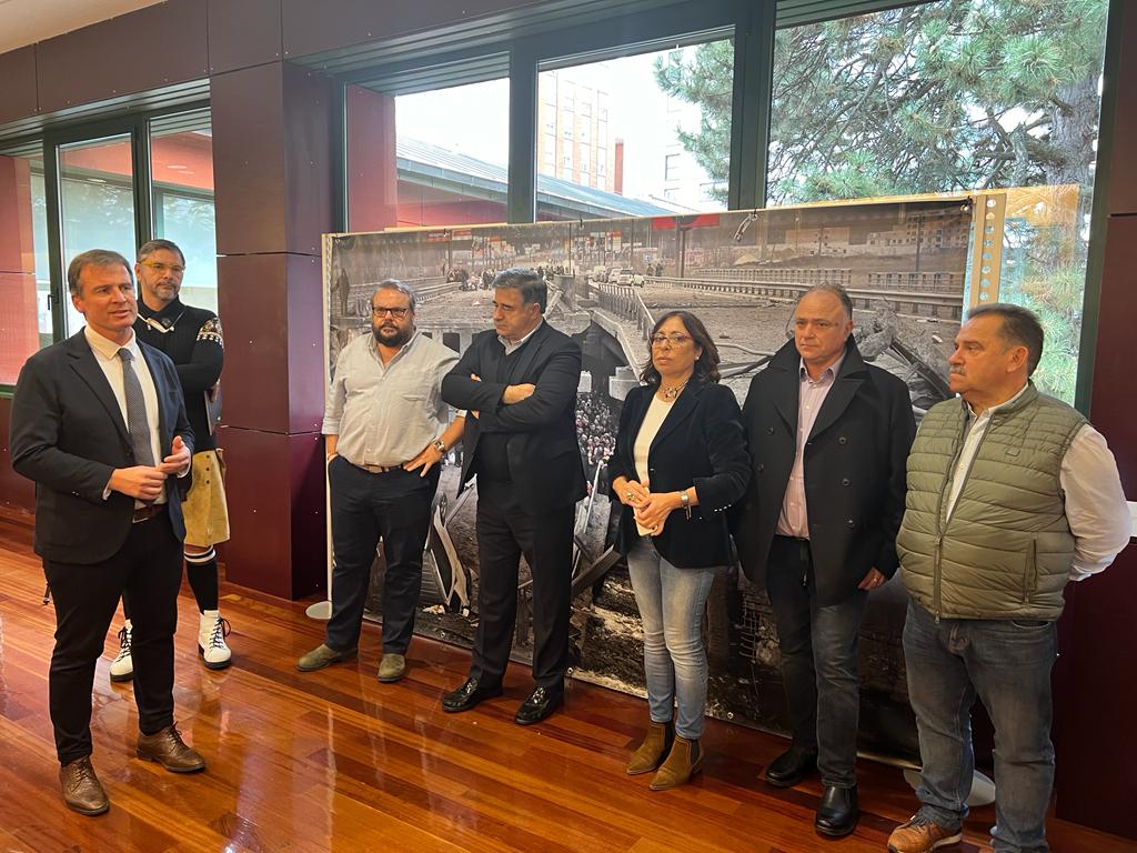 UGT_FICA's tweet photo. 🔴 Félix González, Sº de Admón. y Recursos de UGT FICA y patrono de la Fundación Anastasio de Gracia, interviene en la inauguración de la exposición "Ucrania, la guerra de los civiles", que permanecerá en Burgos del 23 de enero al 26 de febrero https://t.co/hTXGqEccN4