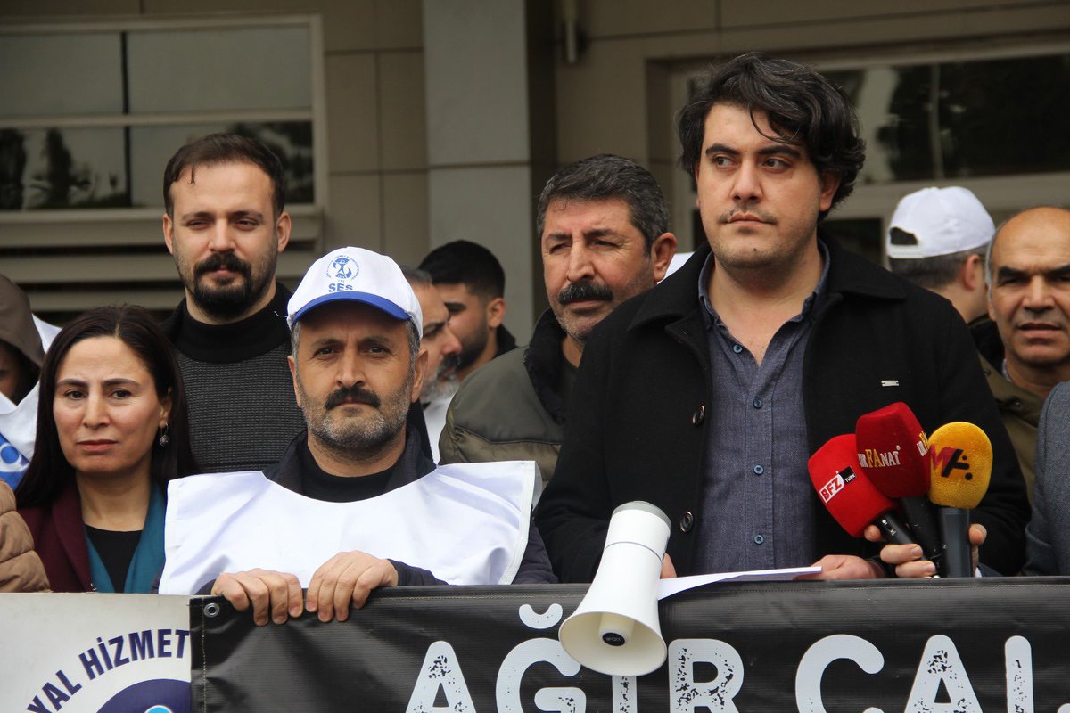 Meslektaşlarımızın Acillerde Ağır Çalışma Koşullarına karşı Şanlıurfa Eğitim Araştırma Hastanesi Çocuk Acil’i önünde basın açıklaması gerçekleştirdik.
 #Tükeniyoruz
#Ölüyoruz