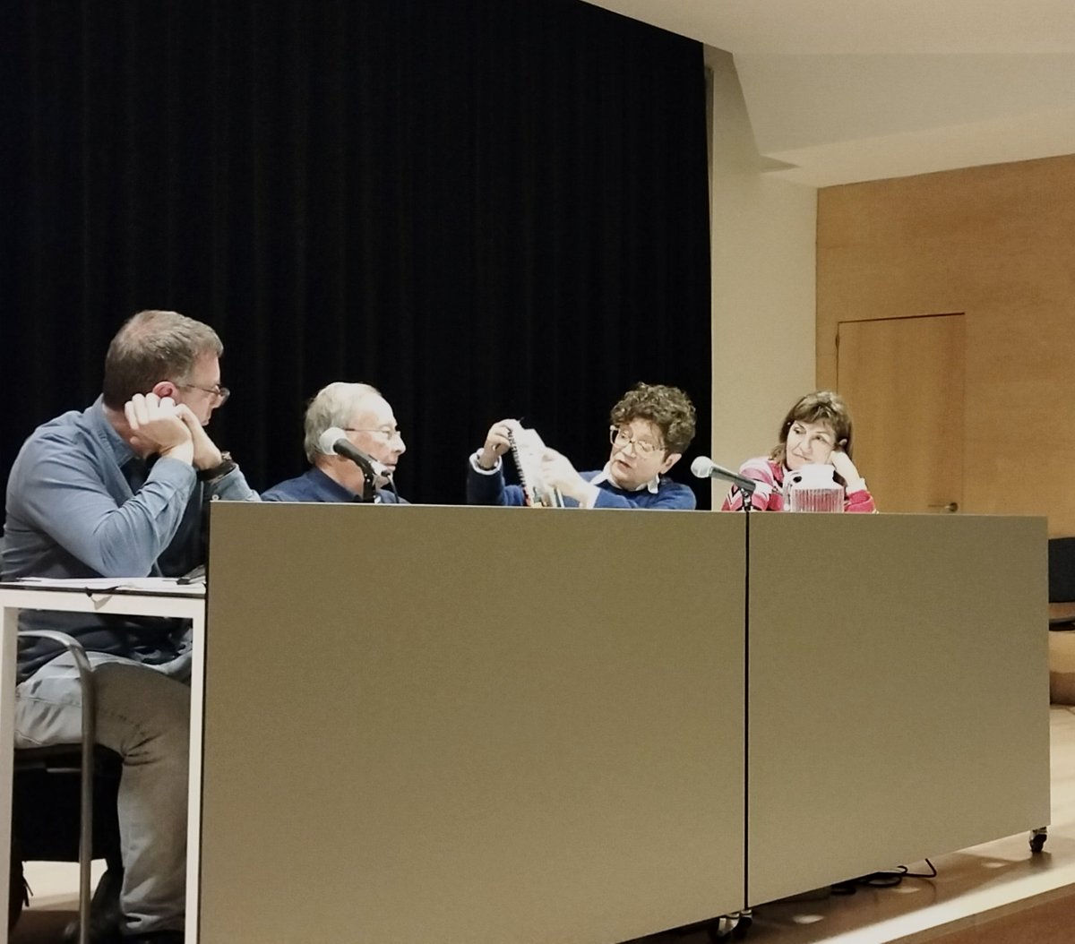 Ayer @TranslyToves, <a href="/RosaMartiS/">Rosa Martí</a>, <a href="/denistorgam/">Denis Torres Gamero</a>, <a href="/ireiris/">Irene Oliva Luque</a>, @MenesesMontse, <a href="/trad_yolanda/">Yolanda Casamayor</a> , <a href="/migueltraduce/">Miguel Sánchez</a> y demás tropa se reunió Sant Andreu para escuchar las aventuras comiqueras de Celia Filipetto. (Y obviamente hubo croquetas.)