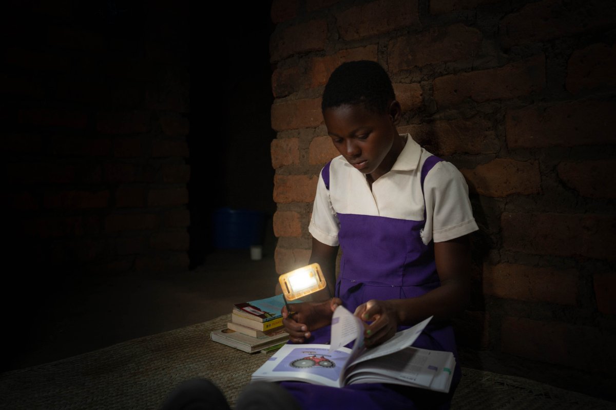 Exciting news! We are renewing out partnership with @SolarAid for another year! Since 2021, we've been working together to bring light to 590 million people in sub-Saharan Africa without electricity. 💡 Read more here: hubs.la/Q02gWWCY0 #SolarAid #Sustainability