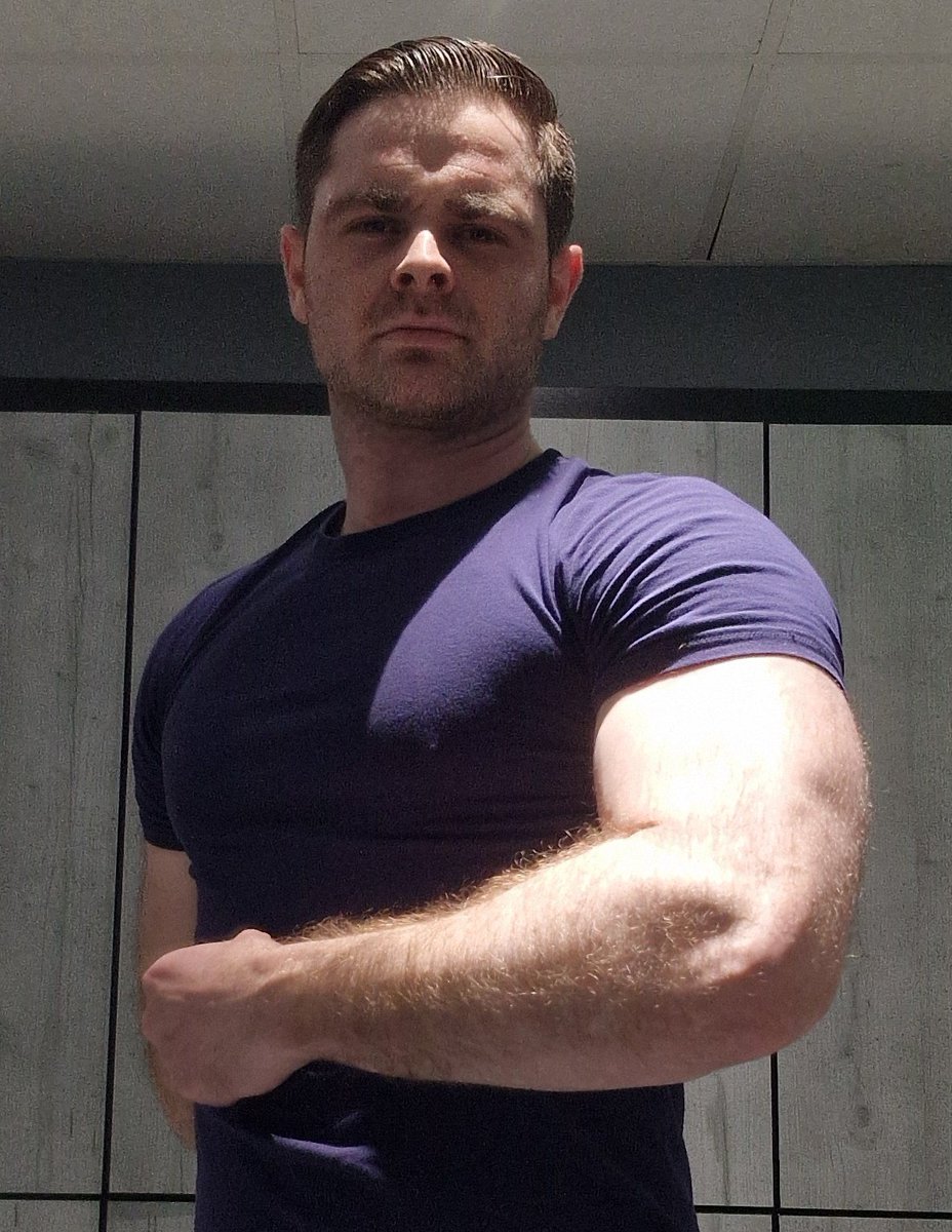 VinnieSull1van's tweet image. Join my step by step #trainingprogramme, run completely off pie and mash alone. Even my water bottle carries #liquor when training, or at home. Try my diet of P&M for breakfast, lunch & dinner, to create a Godly figure. Trust me, would I lie to you? 😎