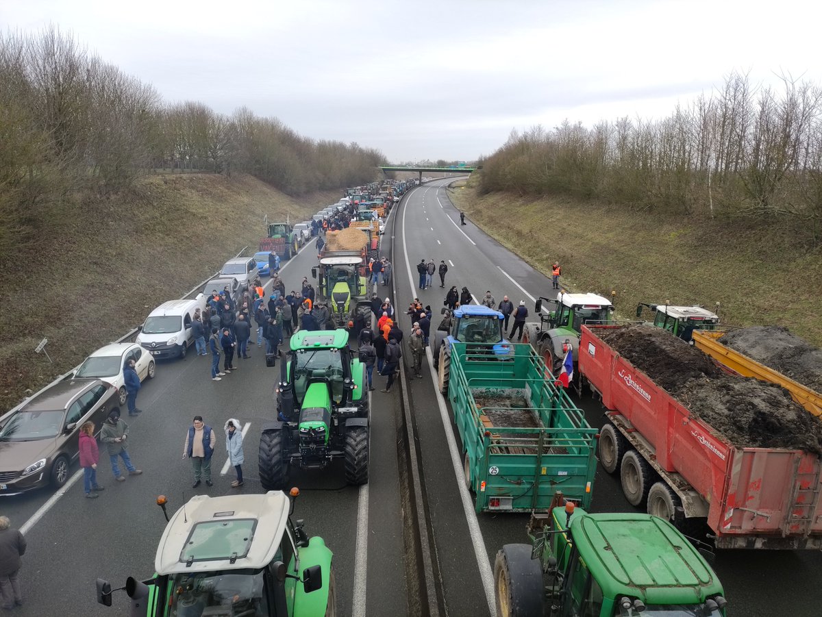 Sur l'autoroute A16 au niveau de Beauvais, la circulation est désormais bloquée dans les deux sens par des agriculteurs. #AgriculteursEnColere @libe