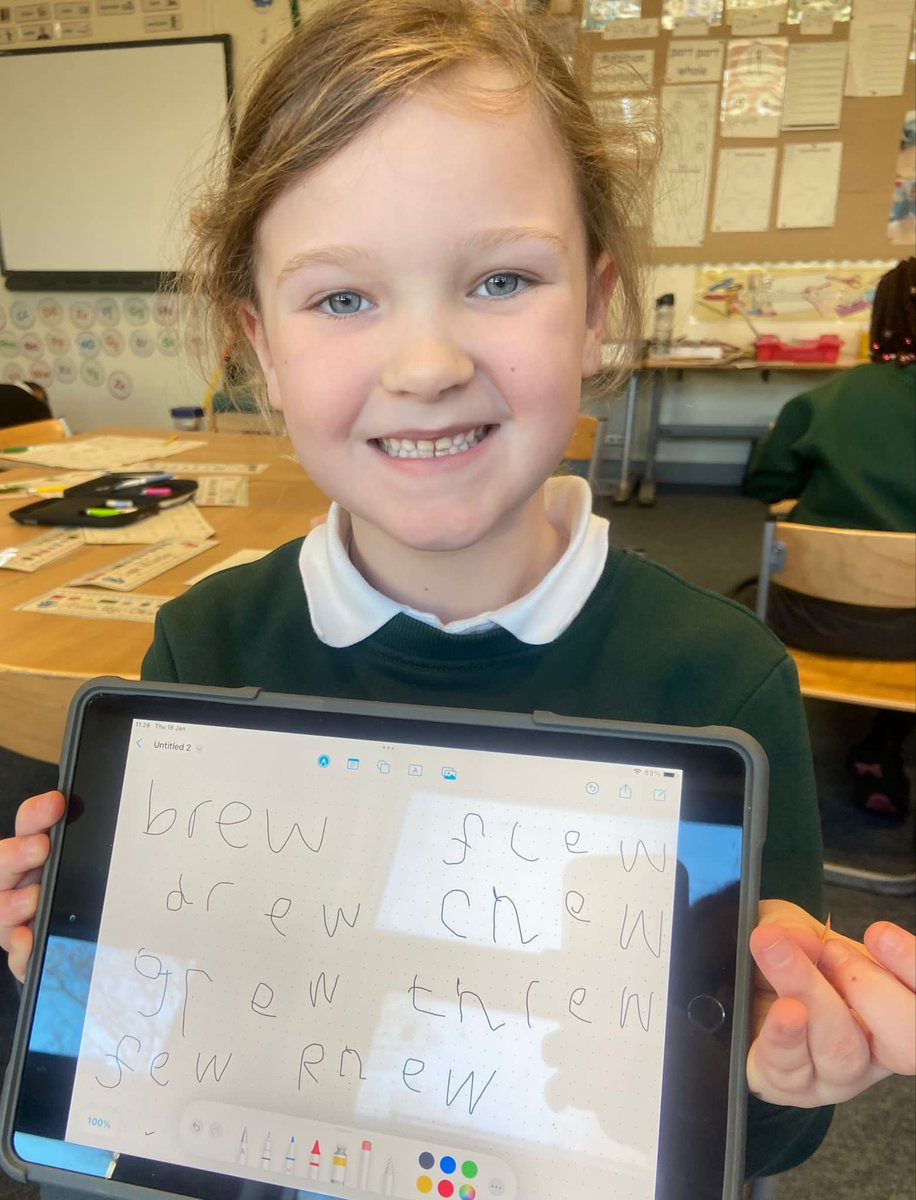 These P2 pupils each chose a different active spelling strategy to practise writing their ‘ew’ words 🖍️🔡 #activeliteracy #personalisationandchoice