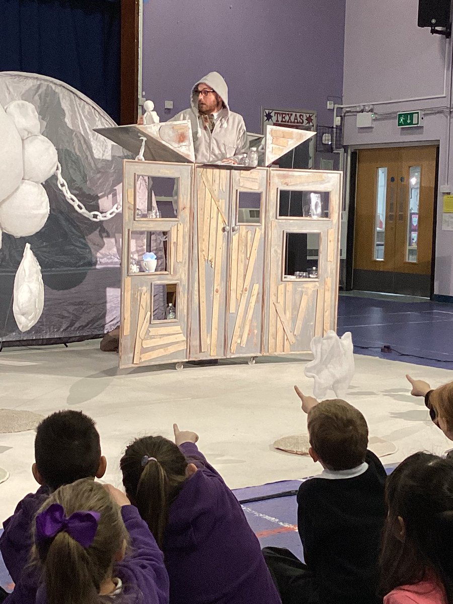 BoghallPSch's tweet photo. P2 were so lucky to have a visit from ‘Cloud Man’ today. We were amazed by the performance and really enjoyed watching the story come to life! It captured our imagination and we will be looking forward to searching the clouds for our very own Cloud Man! @tiss_scotland #CloudMan https://t.co/WpHDF3TFCd