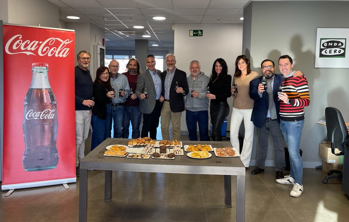 Hoy celebramos con nuestros amigos de Onda Cero #SanFranciscodeSales.Hemos pasado un rato genial compartiendo una Coca-Cola bien fresquita, gracias por el fantástico recibimiento de todo el equipazo de #ondacero.es <a href="/CocaColaEP_es/">Coca-Cola EP Iberia</a> #DíaDelPeriodista
