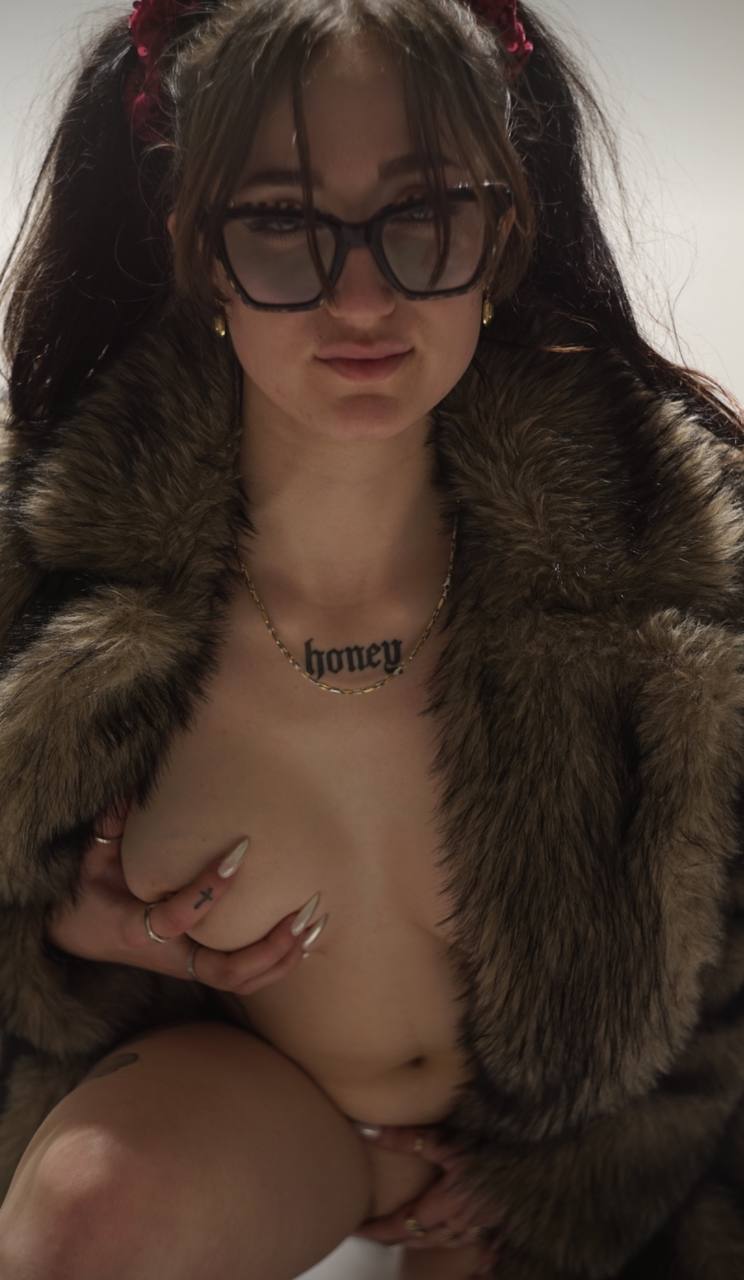 DireTuttoedipiu 😈 on X: Ciao mi chiamo Sophie.Sapphire, Sono una ragazza  18enne di Venezia italiana 🇮🇹e sono qui per fare festa con te. 🎉 Sul mio  canale telegram puoi trovare tanti spoiler