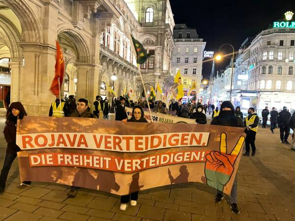 RISEUP4R0JAVA's tweet image. Demonstrations against Turkey's renewed attacks on the infrastructure in #Rojava also took place in many European cities this weekend.
Numerous demonstrations and rallies took place. This is the right response to Erdogan's terror!
Impressions from #Riseup4Rojava