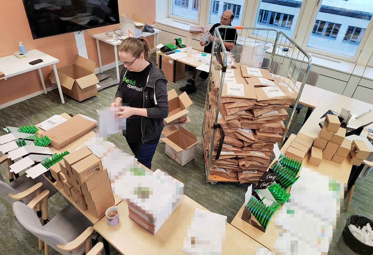 Metsäyhdistyksen toimistolla on tunnelma kuin Korvatunturilla joulun alla. Paketteja syntyy liukuhihnalla. Huomenna lähetämme postia 330 kouluun ympäri Suomen. Metsävisapäivä on 7.2.2024. 
Tutustu Metsävisaan osoitteessa metsavisa.fi.

#metsävisa