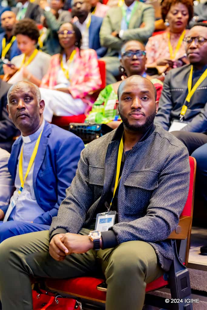 Umuhanzi Nyarwanda Mugisha Benjamin uzwi nka @theben3 yitabiriye inama y'igihugu y'Umushyikirano irimo kubera muri Kigali Convention Center. #isiboupdates #isibotv