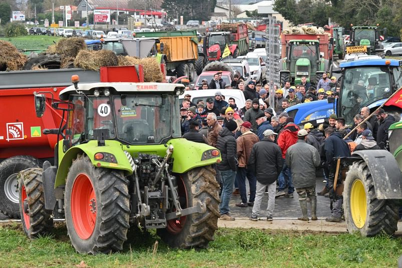 La préservation de l’environnement ne peut justifier la mise à mort de l’agriculture française. Noyés de normes, concurrencés par la Nouvelle-Zélande, l’Ukraine et le reste du monde, nos agriculteurs ne peuvent tenir. 
Nous les assurons de notre soutien. #AgriculteursEnColere