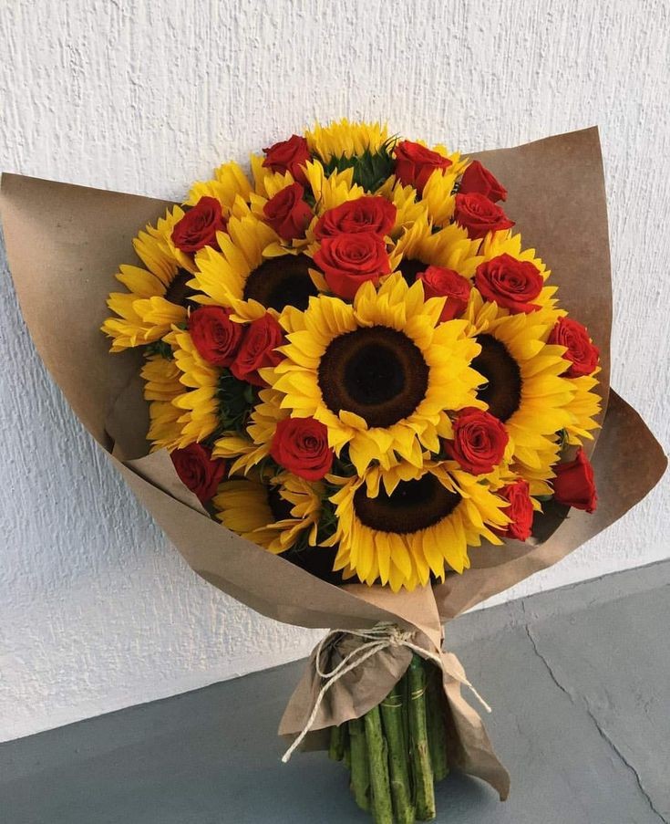 Sunflowertw0's tweet photo. sunflower &amp; roses🧡 https://t.co/onGriUgmp5