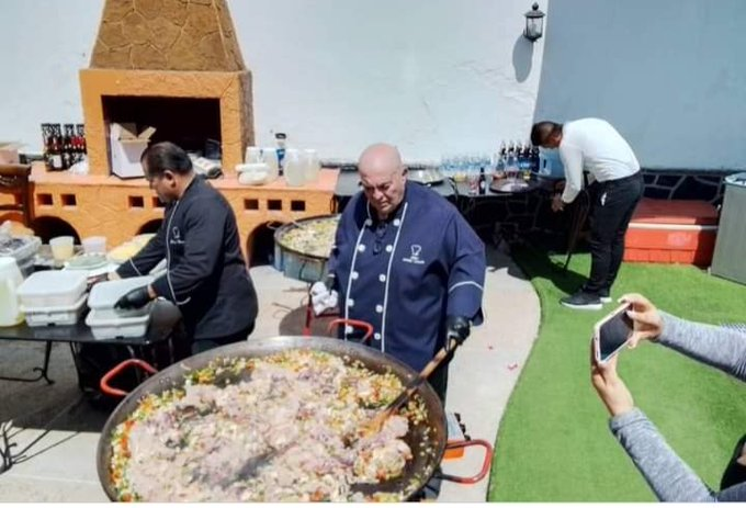 #DESCARADA
Tremenda Rumba del Día del Maestro de la Ministra Yelitze Santaella.
La Paella elaborada por El Chef Ángel Lozano no le faltó ningún Marisco.
En la humilde fiesta  no hubo restricción de  #Whisky, en edad, cantidad y calidad.
Muchas las exquisiteces 
Pero ella dice: