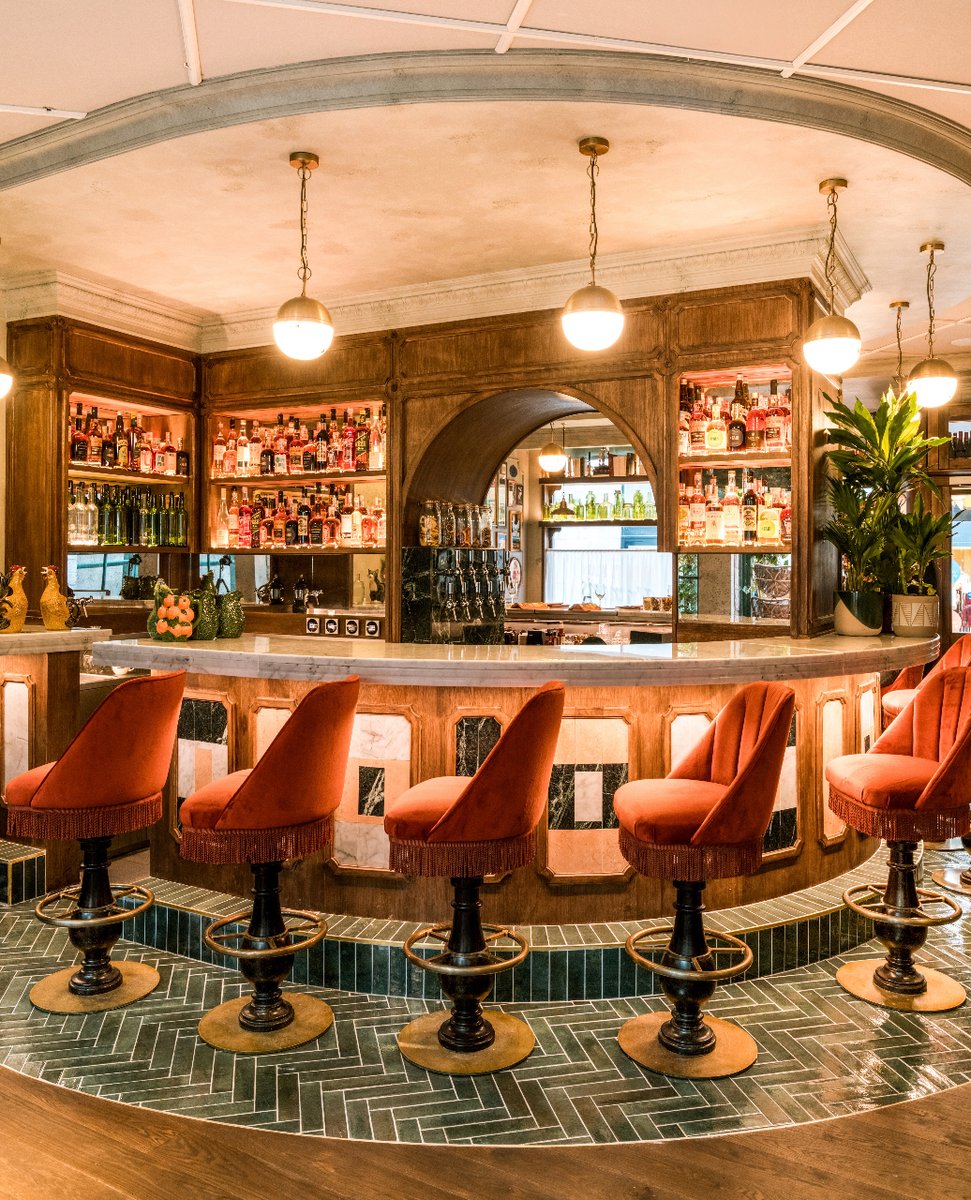 As guests enter the #BrasserieCampion they’re welcomed by a beautiful horseshoe-shaped bar, the entrance is rich with marble, bespoke pendants and orange velvet pedestal seating.

Read more here: b3designers.co.uk/portfolio/proj…

#B3Designers #InteriorDesign #HospitalityDesign