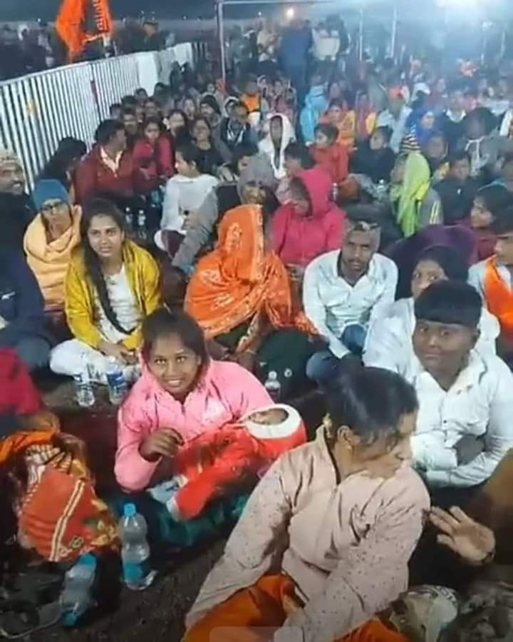 yogeshjadhav105's tweet photo. लेकराला आरक्षण मिळावे म्हणून आई 1 वर्षाच्या तान्हुल्या बाळाला घेऊन रात्री 2:30 वाजेपर्यंत सभेत होत्या आणि मुंबई लढ्या पर्यंत असाणार आहे, सलाम या माय माऊली ला...!!

#OBCमधूनचमराठाआरक्षण https://t.co/f5m0DXeCUR