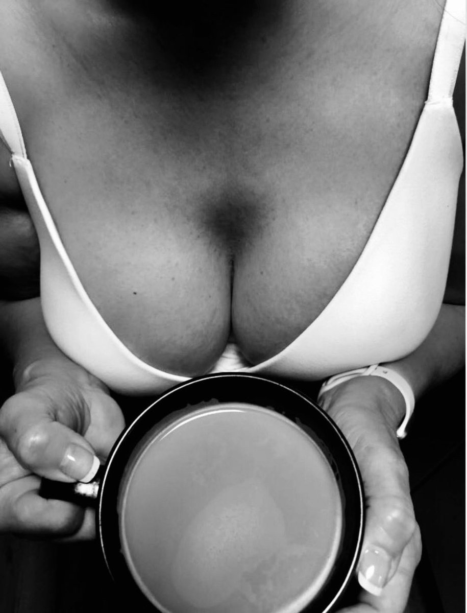 En este #MartesDeTetas te invito un café, para saborear y degustar entre el vicio y la lujuria 
#cafetEROtico #cafErotik #Erotuits #EróticoAquelarre