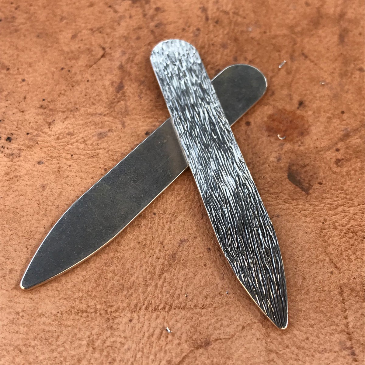 DamianJMiles's tweet photo. #techniquetuesday Engraving. Hand engraving is the art of carving out metal with a graver to personalise or decorate. The engraving I tend to do is more of a decorative finish than for personalisation. 
#engraving #handengraving #decoration #personalisation #metalengraving https://t.co/15nhPuN4Vz