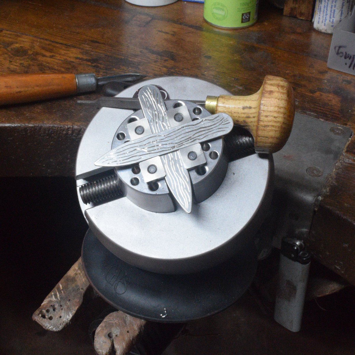 DamianJMiles's tweet photo. #techniquetuesday Engraving. Hand engraving is the art of carving out metal with a graver to personalise or decorate. The engraving I tend to do is more of a decorative finish than for personalisation. 
#engraving #handengraving #decoration #personalisation #metalengraving https://t.co/15nhPuN4Vz