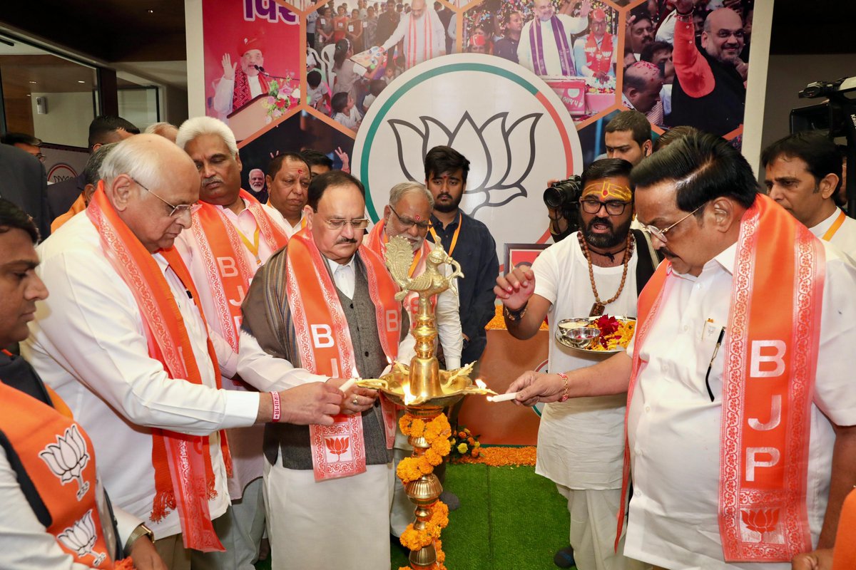 JPNadda's tweet photo. આજે ગુજરાતમાં મને માનનીય કેન્દ્રીય ગૃહ મંત્રી શ્રી અમિતભાઈ શાહજીના ગાંધીનગર લોકસભા મતવિસ્તારના મધ્યસ્થ ચૂંટણી કાર્યાલયના શ્રીગણેશ કરવાની સાથે રાજ્યમાં અન્ય 25 લોકસભા મતવિસ્તારો માટેના ચૂંટણી કાર્યાલયોનું ઉદ્ઘાટન કરવાનું સૌભાગ્ય પ્રાપ્ત થયું. 

મને પૂર્ણ વિશ્વાસ છે કે ગત ચૂંટણીની જેમ ગુજરાતની જનતા 2024ની લોકસભાની ચૂંટણીમાં પણ આદરણીય પ્રધાનમંત્રી શ્રી નરેન્દ્ર મોદીજીના નેતૃત્વમાં રાજ્યની તમામ 26 બેઠકો પર ભવ્ય વિજય અપાવીને 2019 કરતાં પણ મોટી જીત અપાવશે. 

મોદીજીના નેતૃત્વમાં ભારત રાજકીય, સાંસ્કૃતિક, આર્થિક, આધ્યાત્મિક વગેરે તમામ ક્ષેત્રોમાં ઐતિહાસિક પ્રગતિના પંથે આગળ વધી રહ્યું છે. 'વિકસિત ભારતનું નિર્માણ' અમારું એ લક્ષ્ય જનજનનો સંકલ્પ બની ગયો છે.