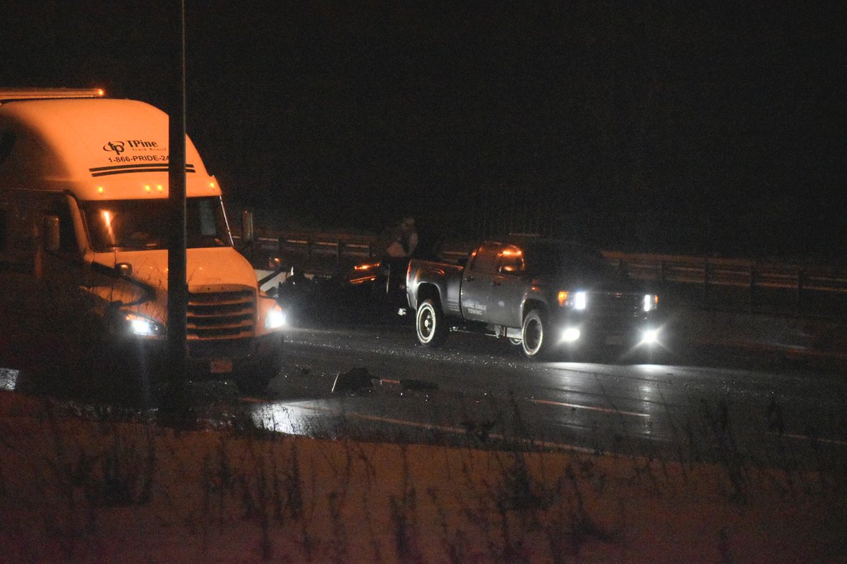 AtTheScenePhoto's tweet photo. Serious MVC Hwy 400 NB before Essa transport vs car #Barrie #mvc #onscene #atthescene #opp https://t.co/jCm0t8rWIv
