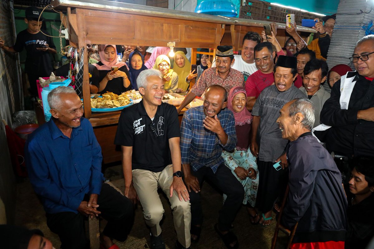 Capres 03 <a href="/ganjarpranowo/">Ganjar Pranowo</a> menikmati makanan dan minuman di angkringan bersama warga Gunungkidul.
Rasa kangen akan angkringan mas Ganjar terobati.
#GanjarMahfud
#GanjarPresidenRakyat #GanjarMahfudPilihanRakyat #GanjarUntukSemua #GanjarPranowo