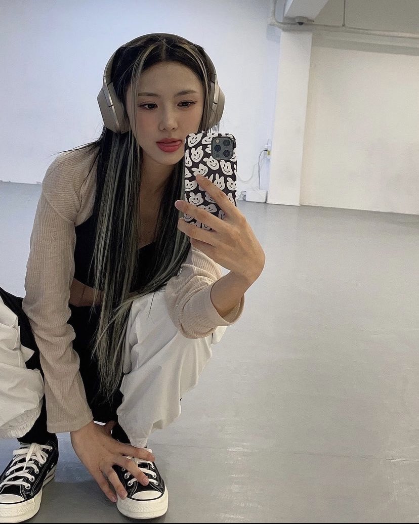 yoohwrld's tweet photo. she changed my life with these pics https://t.co/xrpEtpCYDX