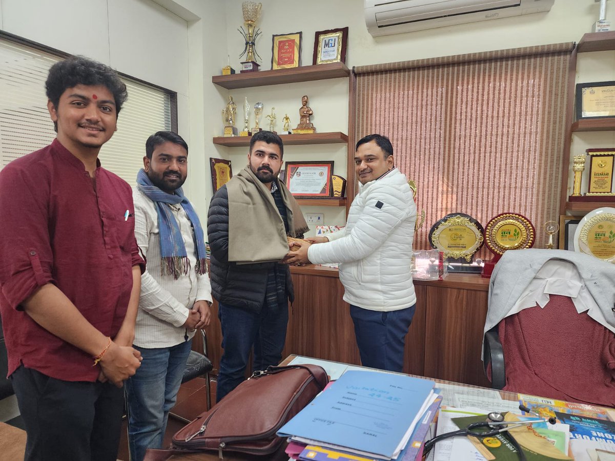 Jignasa (@jignasaayush) on Twitter photo एनसीआईएसएम की बैठक के लिए जबलपुर से दिल्ली जाते समय श्री आदर्श रावत जी का भोपाल के अल्प प्रवास के दौरान  मानसरोवर आयुर्वेद महाविद्यालय एवं श्री साई आयुर्वेद महाविद्यालय के  प्राचार्य , प्राध्यापक एवं छात्र छात्रों से  मिलना हुआ एवम समान्य चर्चा हुई ll
#jignasa
#abvpvoice
#ayurved एनसीआईएसएम की बैठक के लिए जबलपुर से दिल्ली जाते समय श्री आदर्श रावत जी का भोपाल के अल्प प्रवास के दौरान  मानसरोवर आयुर्वेद महाविद्यालय एवं श्री साई आयुर्वेद महाविद्यालय के  प्राचार्य , प्राध्यापक एवं छात्र छात्रों से  मिलना हुआ एवम समान्य चर्चा हुई ll
#jignasa
#abvpvoice
#ayurved