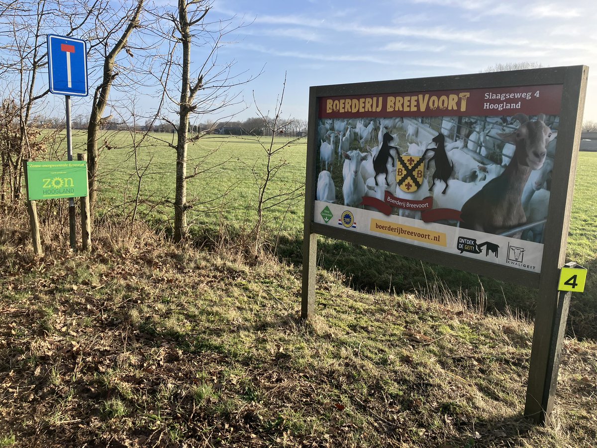Hoppa. Bord aan de weg vernieuwd, inclusief alle keurmerken: Kwaligeit, VLOG (gentech vrij) en Beschermde Geografische Aanduiding. En natuurlijk een verwijzing naar <a href="/OntdekG/">ontdek_de_geit</a>