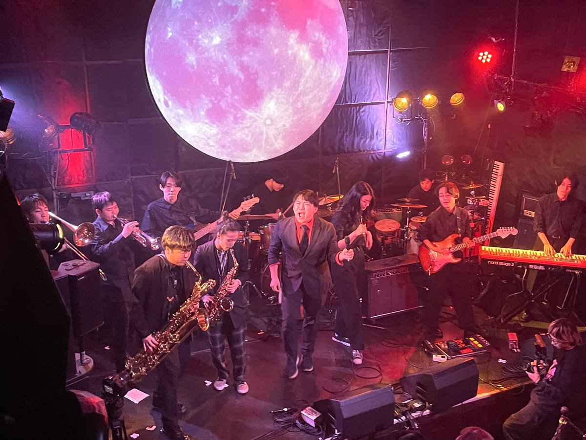 yamauchi_tom's tweet photo. 今日はRECさせていただいたZumimi &amp; Bowpiというバンドさん（大所帯！楽しい！）のライブハウス初ライブを観に月見ル君想フへ。初めてみる対バンの「bwpとファンキーヘッドライツ」さんも、凄くよきです☺️ https://t.co/UuBHj4Vu6H