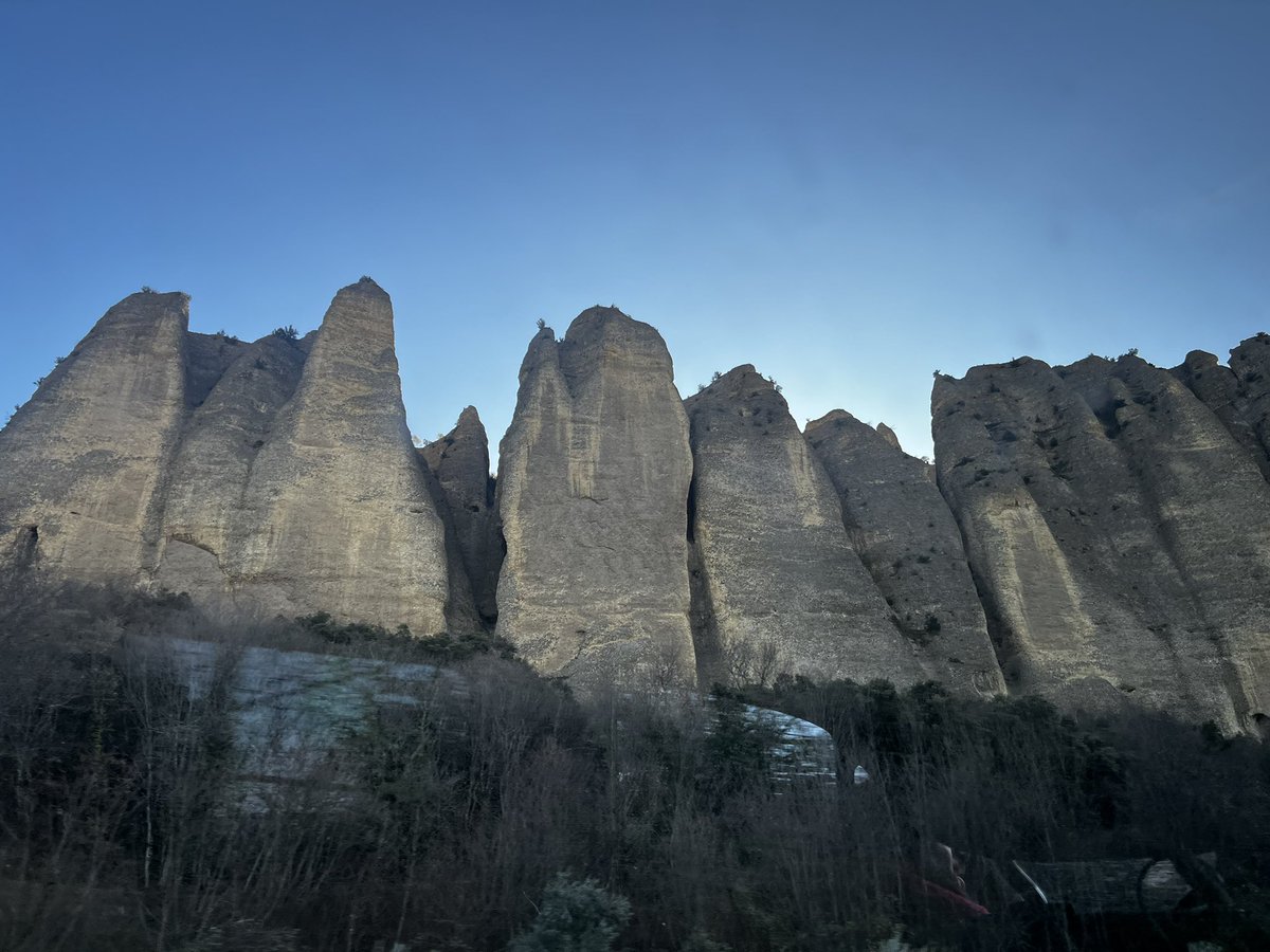 GeraldMDorrity's tweet image. Today’s been a good one!
Beautiful breakfast scenery. ✅ 
Great lunchtime views. 🏔️ 
Passable dressing room selfie. 🤳🏼 
And a great stage! 🎭 

More of this please.

#actor #actorslife #irishactor