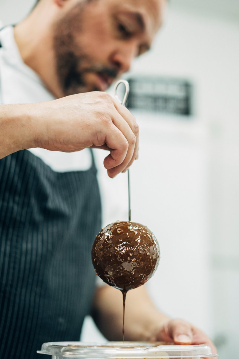 📷"Behind the scenes", os acercamos a la cocina del RCMA-RSC
🍴 Hasta llegar a la mesa, cada plato pasa por un proceso de preparación con mimo y atención.
🧑‍🍳Cuidando hasta el mínimo detalle, nuestros equipos de cocina y sala se asegurarán de que quieras repetir la experiencia.