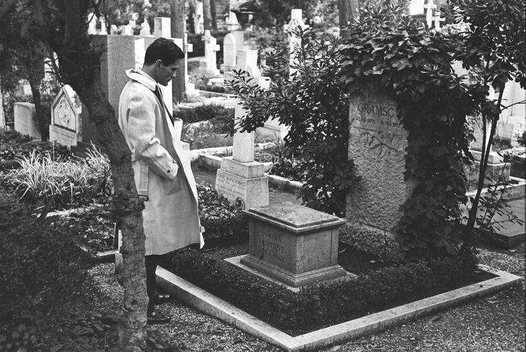 synekura_audio's tweet image. Pier Paolo Pasolini, who often stressed that Gramsci was his first inspiration, stands at his grave [photo by Paolo Di Paolo, 1970]