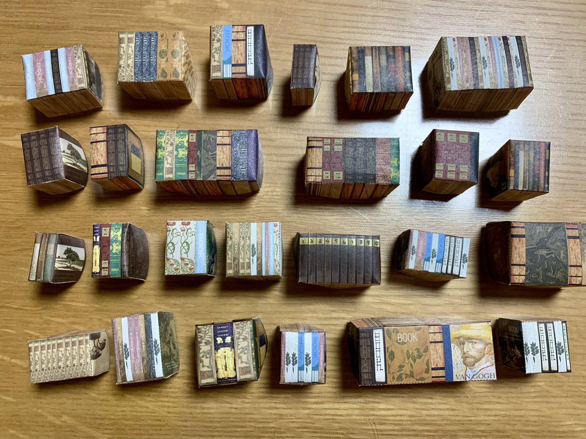 Yrainbowfactory's tweet photo. ドールハウス 本屋 製作過程1️⃣1️⃣
BOXタイプの本だけ全部くっつけた📚
これ裏側空洞なの💦
本はこのタイプ多くて、裏側もきっちり作ってくれたらいいのになと思う😗
キャビネット①に仮置きしてみたらキャビネットの印象もかなり変わる✨
#つくるんです
#SAMSSTUDY
#ミニチュア https://t.co/Ujd9nEOYPu