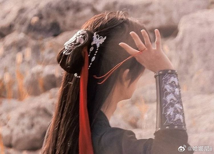 หลิงเฮ่อทำเราสมองไหลหลายรอบแล้วนะ 😭 ไหนจะผีเสื้อเงิน  ไหนจะด้ายแดงเอย ไหนจะสองร่างเอย ล่าสุดไหนจะตอบแฟนคลับ โคม🏮3000 ชัดละ ชัดมาก ชัดขนาดนี้ จะเป็นอะไรไปได้อีกนอกจากเราจะได้ดูหลิงเฮ่อเป็นฮวาเฉิงในศรัทธานิรันดร์แน่ เราเชื่อ