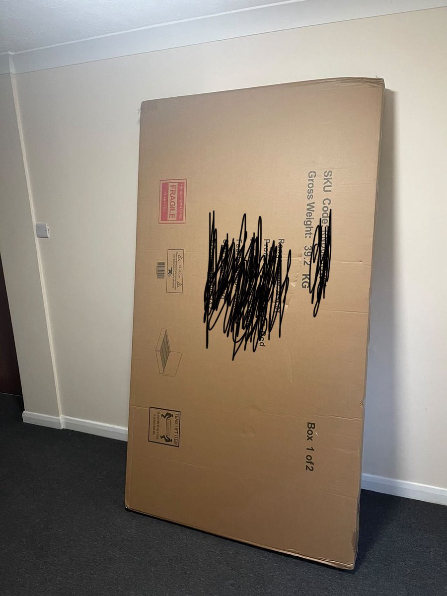 CallumDavies191's tweet photo. @dusk_uk absolutely shocking delivery service, 2 man delivery and your drivers are too lazy to take this box up 1 floor into my flat so decide to leave it in the communal area for my girlfriend to carry it up on her own. https://t.co/HR2Gdmbkpq