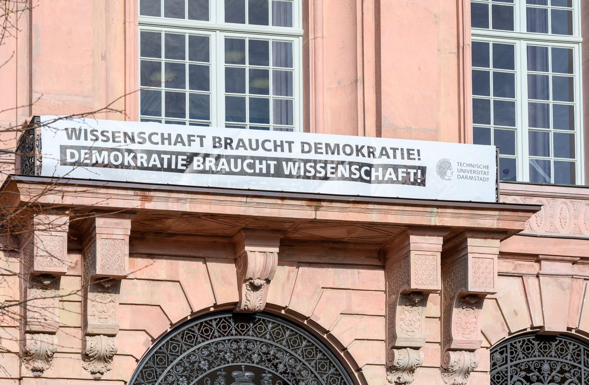 Demo für Rechtsstaat und Demokratie der <a href="/Stadt_Darmstadt/">Stadt Darmstadt</a> heute, 17:30 Uhr, Karolinenplatz.  Gemeinsam können wir zeigen: Rassismus, Antisemitismus und jede Form der Diskriminierung haben keinen Platz – nicht an unserer Universität, nicht in Darmstadt und nicht in Deutschland.