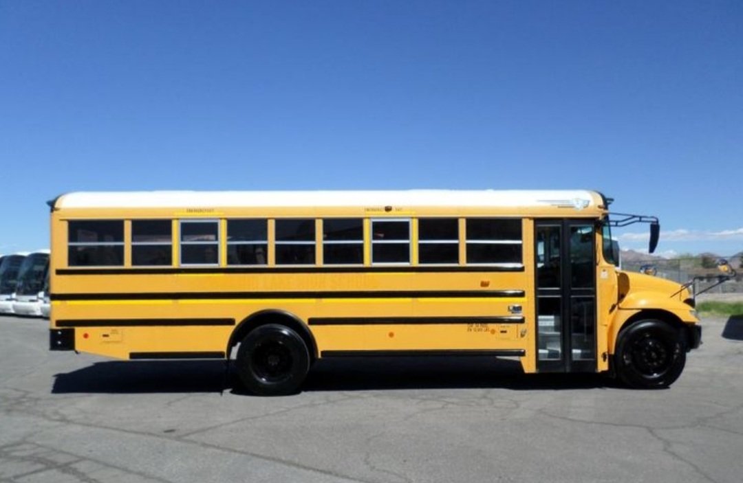 Amerikanischer Schulbus ist für mich die Hummel der Straße. Müsste nach hinten kippen, fährt trotzdem.