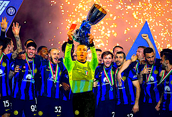 Giungono ancora foto dei festeggiamenti #NapoliInter di #Supercoppa con la squadra al completo?😆😆