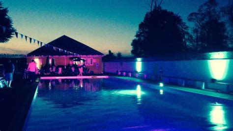FriendsBaths's tweet photo. Our #FridayFollow is @Woburnlido, given to the people of Woburn in 1911 & now a #charity run by #volunteers. Heated to around 26 degrees celsius in the summer & open in the #winter with the heating turned off for cold #water #swimming: https://t.co/R4kPZMivJF
#HistoricPool https://t.co/qYqB3iGEuH