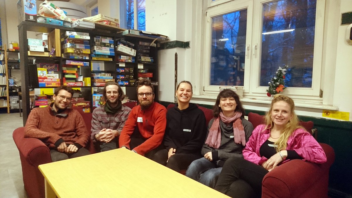 Zehn Lehramtsstudent*innen von der Initiative  Kreidestaub haben uns besucht und unseren Schulalltag erlebt, inklusive  einer Schulversammlung mit einem kontroversen Antrag zu Computerspielen.

kreidestaub.net
<a href="/_kreidestaub/">Kreidestaub</a> #kreidestaub