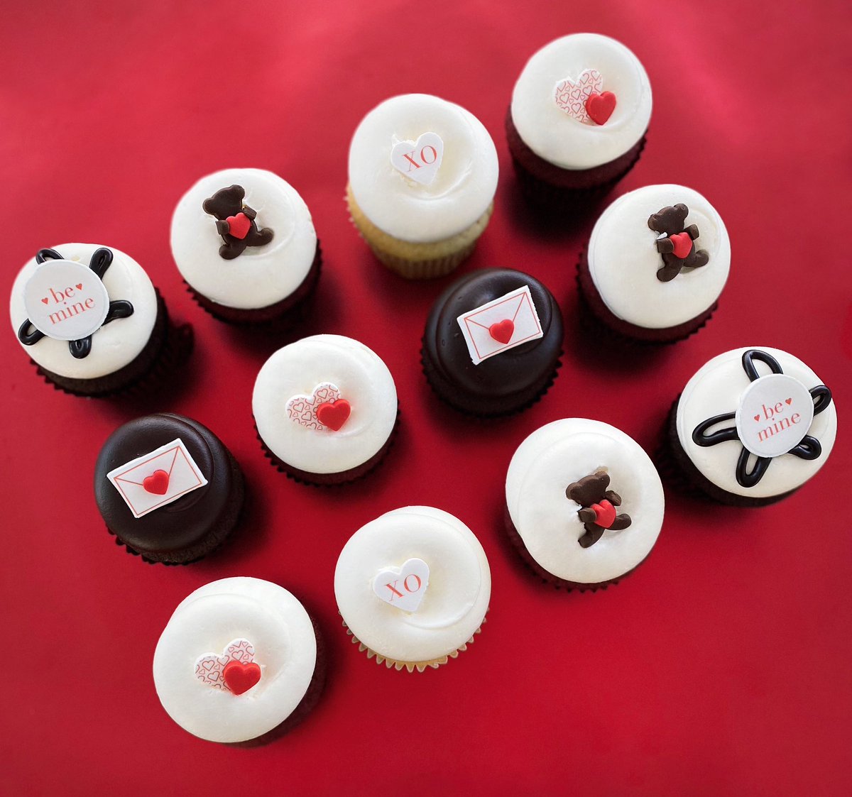 Counting down the days until #ValentinesDay ♥️🧁💌 Check out our February menu on georgetowncupcake.com! Pre-order for nationwide overnight shipping, delivery or store pick-up! #valentines #georgetowncupcake #sweet16 #anniversary 💌