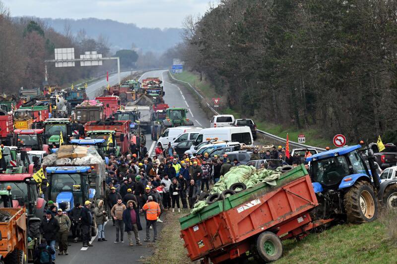 Le Havre, Caen, Niort, Bordeaux, Rennes, Bastia, Strasbourg, Amiens, Poitiers, A20, A64, A62, A7, Sablé-sur-Sarthe, etc.

Arrivée des routiers aujourd’hui dans le mouvement, notamment sur l’A7,

Arrivée même de boulangers !

Ce soir arrivée des pêcheurs en Bretagne !

➡️ Le