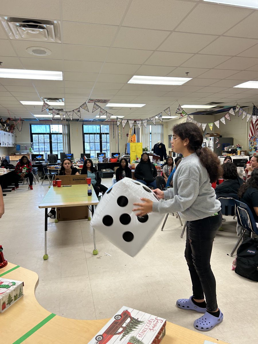 cyndilott's tweet photo. #imaFANham had a great time celebrating the holidays before Winter Break and using the pizza gift card we won for the FANSgaso23! @dixonk2019 @MCPSWellnessPE  @MCPS_Secondary https://t.co/Lzyen1M9XZ