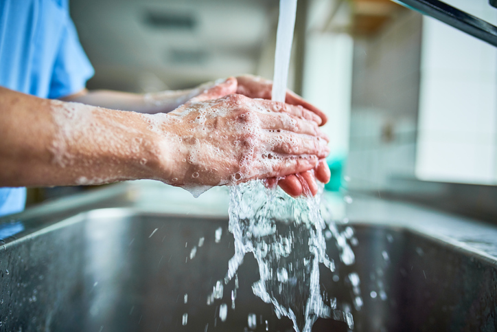 #TravelTipTuesday

Regular handwashing is one of the best ways to:
• remove germs
• avoid getting sick
• prevent the spread of germs to others

While traveling, make sure to wash your hands to prevent getting and spreading diseases. 

Learn more: bit.ly/3NYtBqK