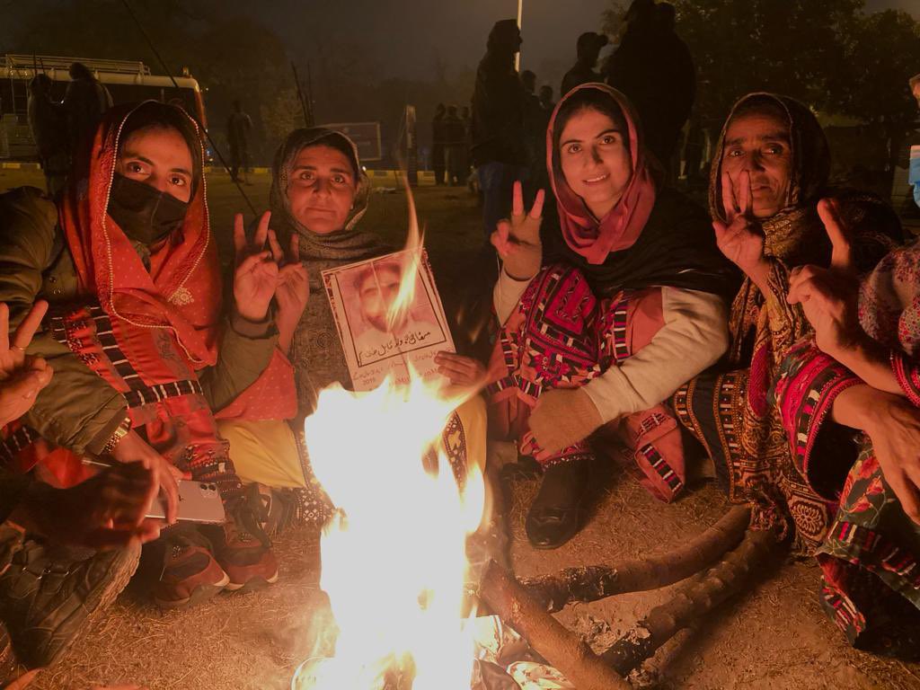 اسلام آباد : سازشوں  کے اس شہر اقتدار میں ہماری آخری رات :
جبر کی ایسی کئی راتیں ہم نے حوصلوں سے مات دی ہیں سرد راتوں کو کانپتی مائیں سینے سے لگائے اپنے بچوں کی تصویریں کھلا آسمان چاروں اطراف بندوق بردار اور ہم نہتے لوگ ۔۔۔!
بڑی بڑی عمارتوں سبز اور سرخ بتی والی گاڑیوں میں بیٹھے