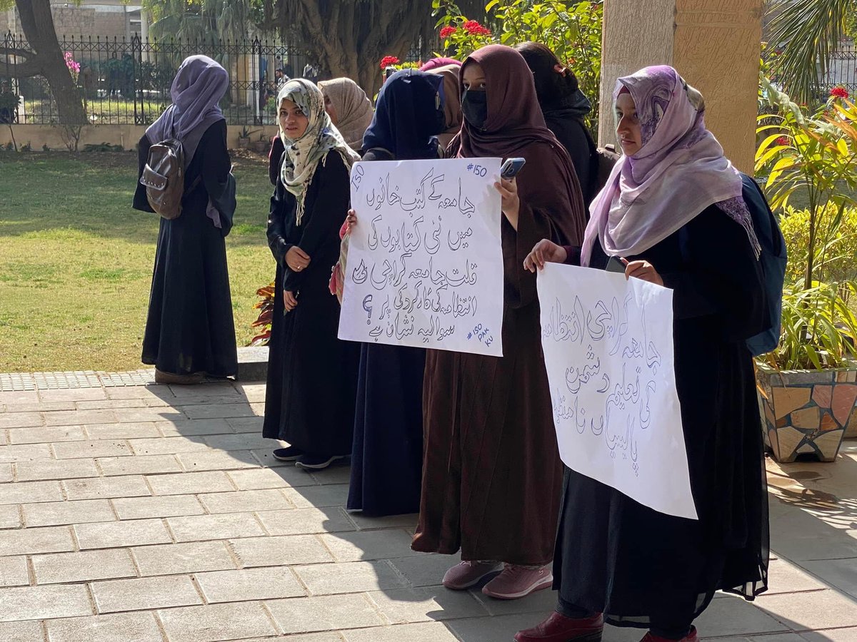 ISOPkKU's tweet photo. آئی ایس او جامعہ کراچی یونٹ کے تحت جامعہ کراچی میں طلباء کا فیسوں میں ناجائز اضافے کیخلاف ایڈمن بلاک کے سامنے احتجاج کیا گیا جس میں کثیر تعداد میں طلبہ و طالبات نے شرکت کی، اور انتظامیہ سے اضافہ واپس لینے کا مطالبہ کیا۔
#KarachiUniversity #ISOPakistan #ISOPakKU https://t.co/SsZGtwDa4Y