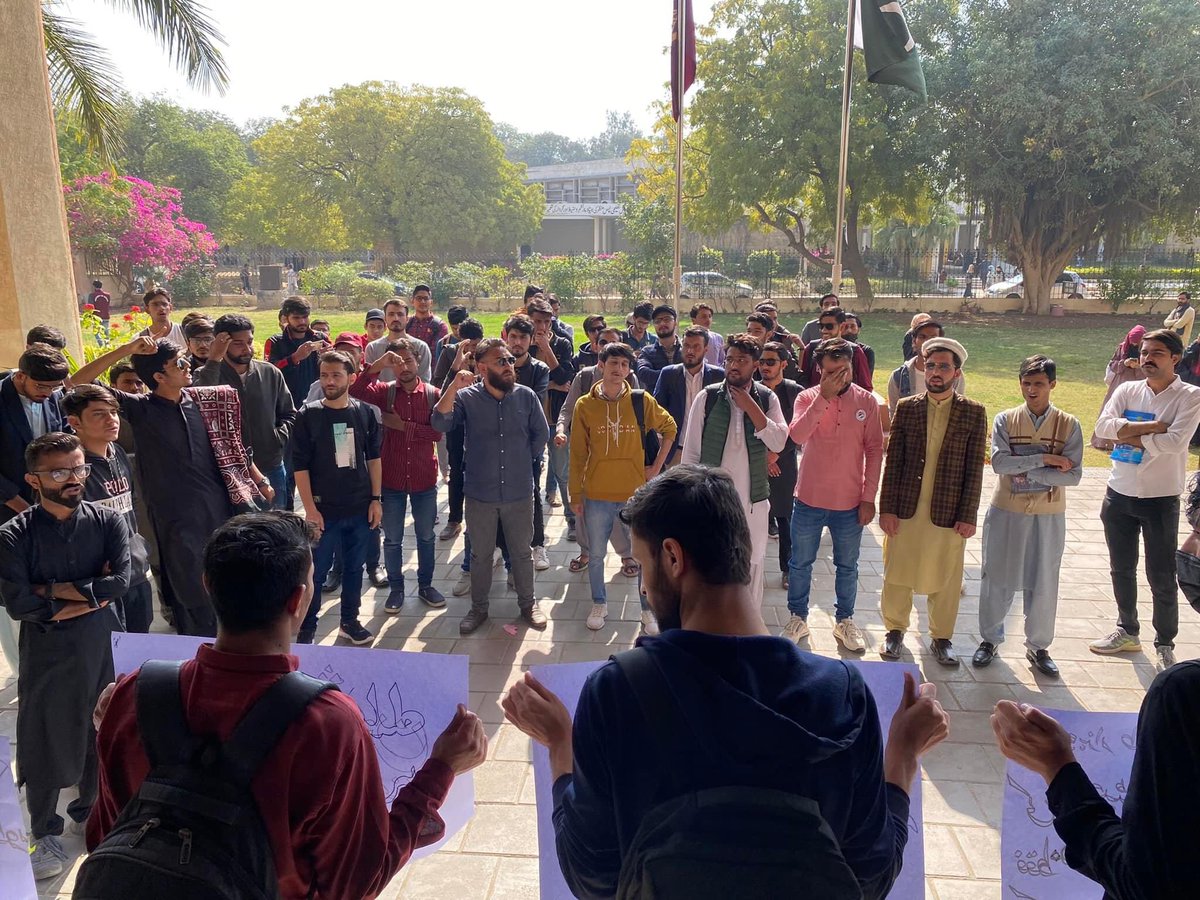 ISOPkKU's tweet photo. آئی ایس او جامعہ کراچی یونٹ کے تحت جامعہ کراچی میں طلباء کا فیسوں میں ناجائز اضافے کیخلاف ایڈمن بلاک کے سامنے احتجاج کیا گیا جس میں کثیر تعداد میں طلبہ و طالبات نے شرکت کی، اور انتظامیہ سے اضافہ واپس لینے کا مطالبہ کیا۔
#KarachiUniversity #ISOPakistan #ISOPakKU https://t.co/SsZGtwDa4Y