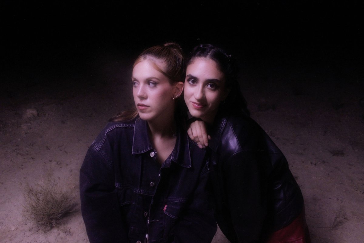 Lisasinson <a href="/Lisasinsonm/">Lisasinson</a> estrenan single digital y videoclip para 'Mira Chico' youtube.com/watch?v=kk9dki…