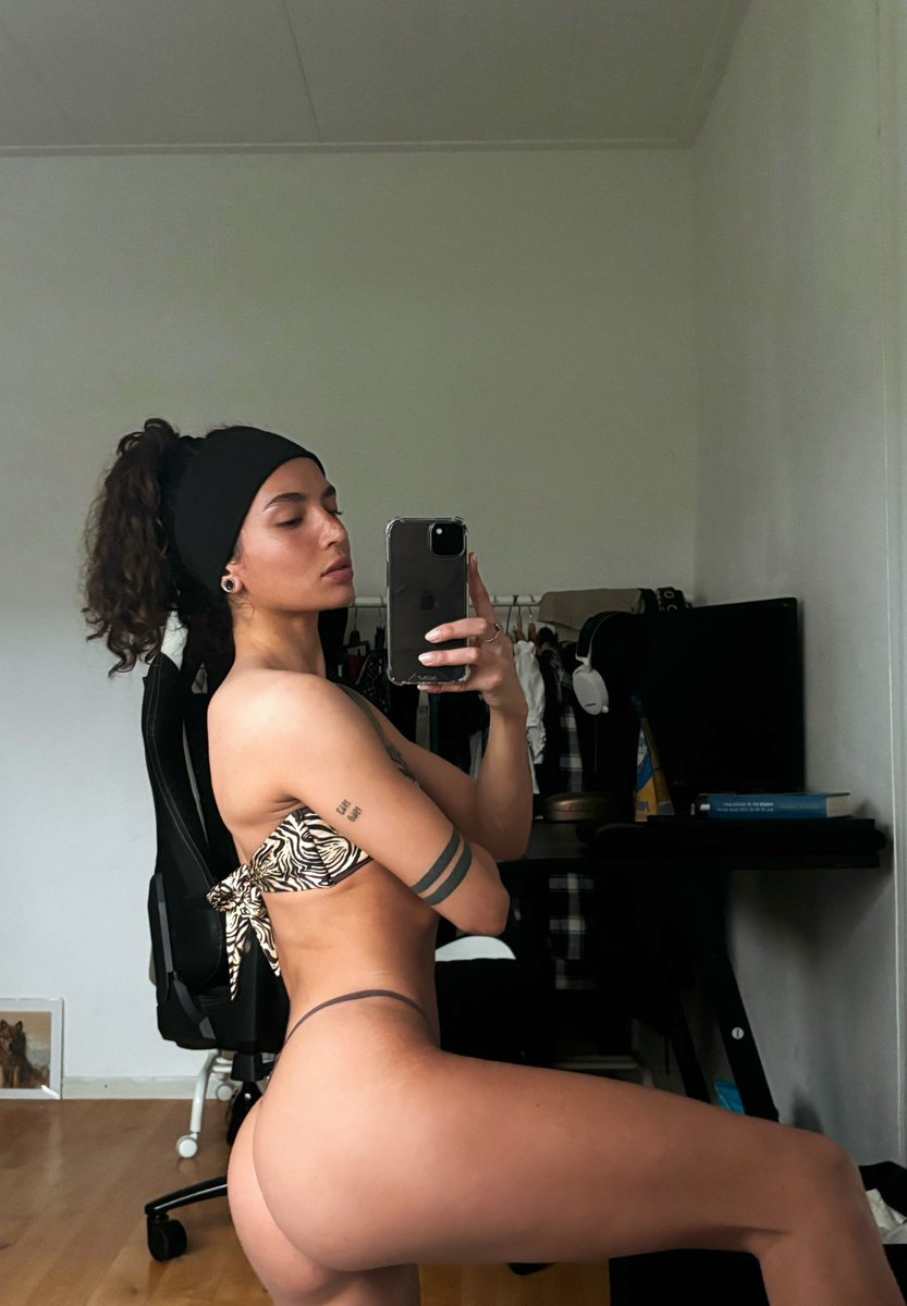 Capsblazem's tweet photo. Got this new bikini gifted from someone lovely, so happy🥹 Absolutely can’t wait till it’s summer🥰 https://t.co/ISHfm99TZJ